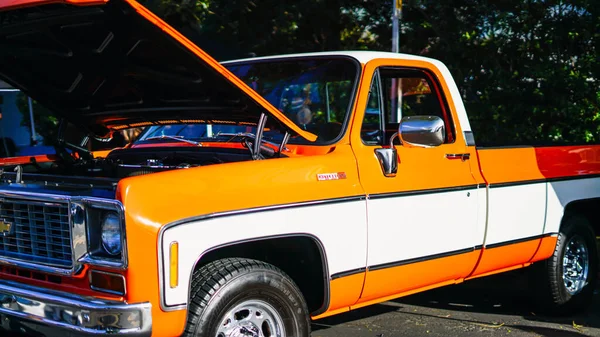 Una Camioneta Naranja Chevrolet Cheyenne Una Exposición Coches Clásicos Santa — Foto de Stock