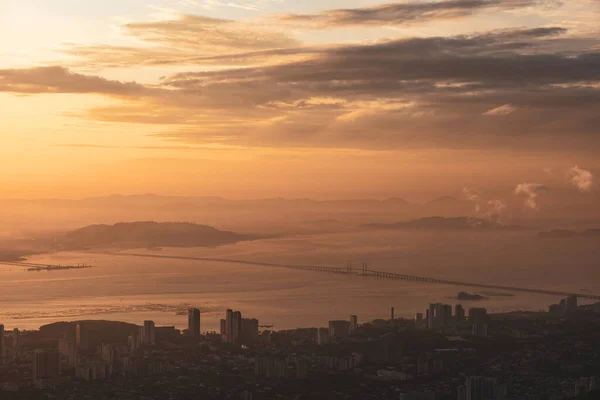 Сценічне Золоте Сонце Над Морем Пенанг Хілл — стокове фото