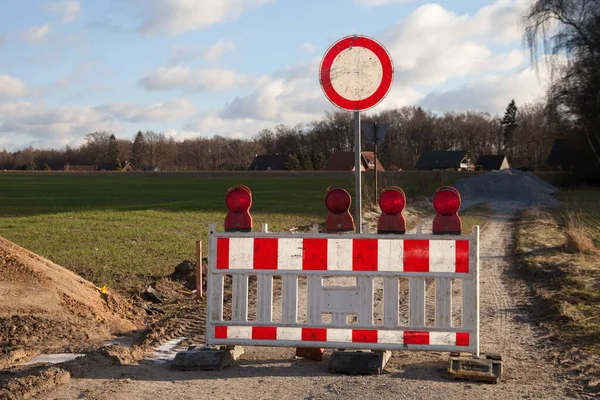 野原のぬれた道の上の警告通りの標識の閉鎖 — ストック写真