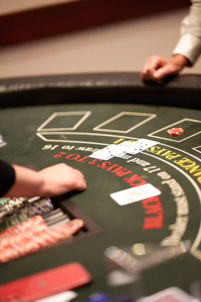 Pionowe Ujęcie Ludzkich Rąk Grających Pokera Stole Pokerowym Kartami Pokerowymi — Zdjęcie stockowe