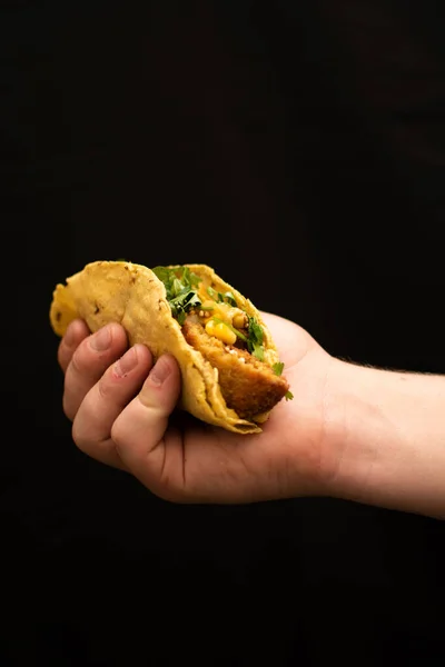Tiro Vertical Uma Pessoa Segurando Dois Tacos — Fotografia de Stock