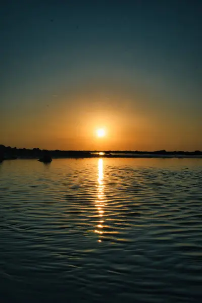 夕阳西下的垂直镜头 反射在海面上 — 图库照片