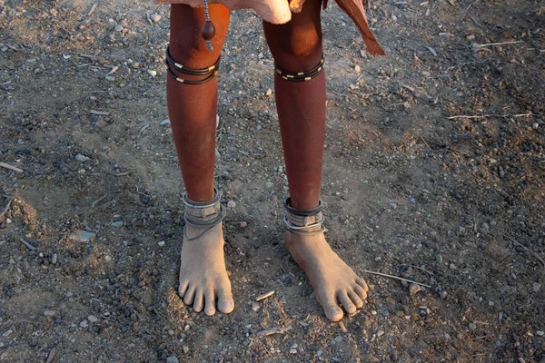 Ayakları Yere Basan Bir Insan Bacağı — Stok fotoğraf