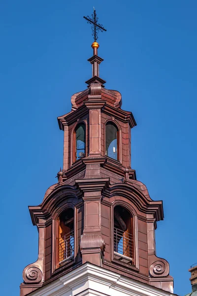 Uma Bela Vista Uma Torre Igreja Católica Sob Céu Azul — Fotografia de Stock