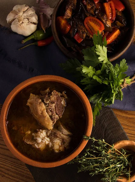Schöne Aufnahme Einer Schüssel Suppe Mit Schweinefleisch Und Salat — Stockfoto