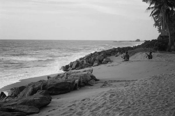 Tiro Branco Preto Sri Lanka Wennappuwa Praia Dois Pescadores Pesca — Fotografia de Stock