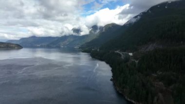 Gündüz vakti bir dağın yanındaki gölün havadan çekilmiş görüntüsü..