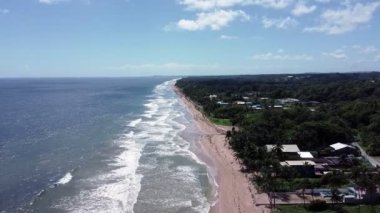 Trinidad 'daki Mayaro plajında uçan ve uçan insansız hava aracı.
