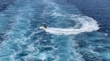 Bir grup insan güzel sahilde jet ski yapıyor.