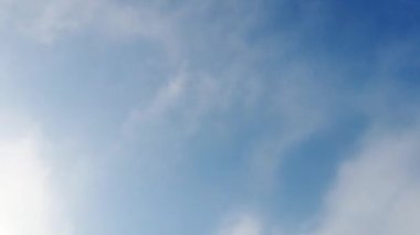 Mavi gökyüzünde hareket eden bulutların hızlandırılmış görüntüsü