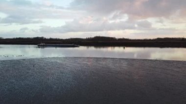 Etrafında yansıması olan güzel bir nehir manzarası.