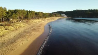 Norveç 'te kumlu bir kumsalın insansız hava aracı görüntüsü.