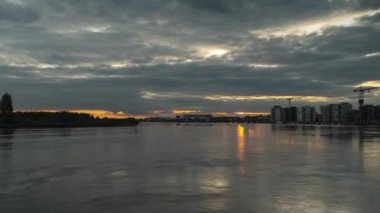 Gün batımında güzel bir nehir manzarası