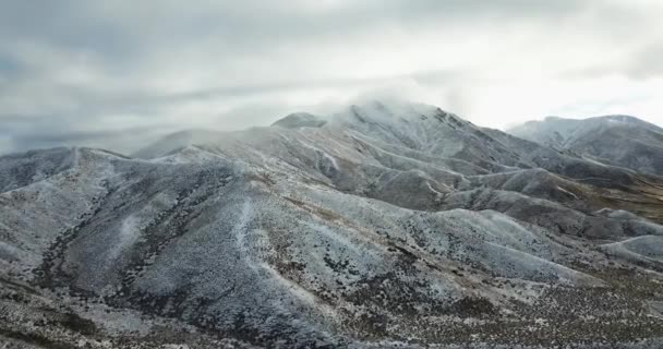ニュージーランドの冬に雪のリンディス峠で撮影されたパンニングドローン — ストック動画