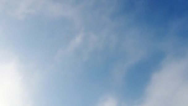 青い空に動く雲のタイムラプスビュー — ストック動画
