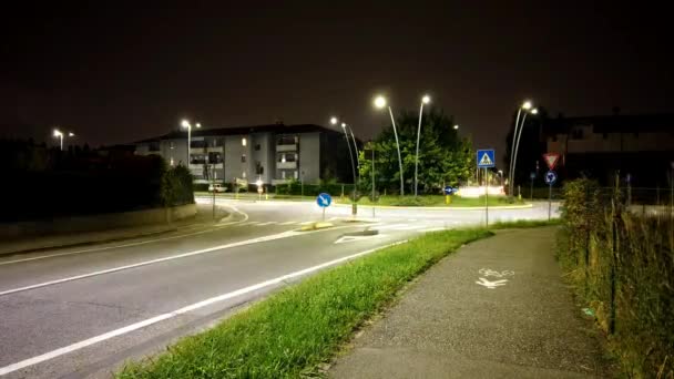 Zeitraffer Einer Vielbefahrenen Straße Der Nacht — Stockvideo