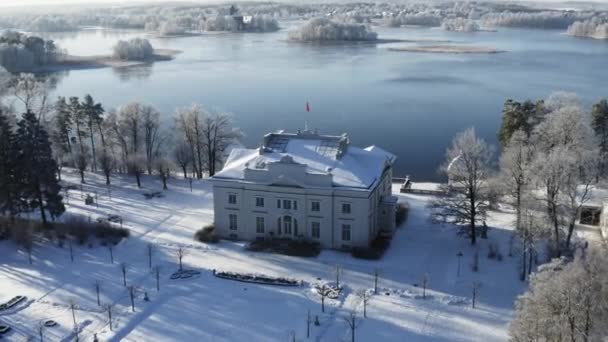 Een Lucht Langzame Beweging Van Uzutrakis Manor Omgeven Door Bevroren — Stockvideo