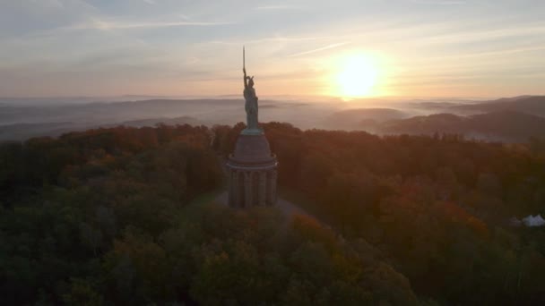 Αεροφωτογραφία Drone Των Hermanns Denkmal Ένα Ιστορικό Μνημείο Στο Δάσος — Αρχείο Βίντεο
