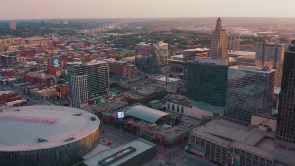 夏の間に黄金の時間でカンザスシティミズーリ州のダウンタウンの美しいエレガントな映画のドローン映像 — ストック動画