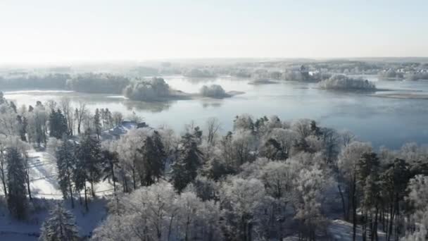 Mișcare Lentă Aeriană Conacului Uzutrakis Înconjurat Copaci Înghețați Apropierea Lacului — Videoclip de stoc
