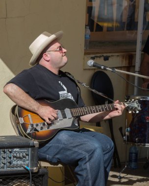 Elektro gitarda çalan ve şarkı söyleyen Deak Harp 'ın dikey çekimi..