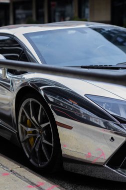 New York 'ta 14. caddede park etmiş bir Lamborghini' nin dikey çekimi.