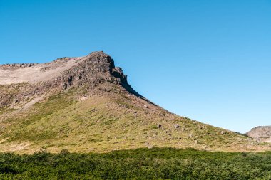 Güneşli bir günde güzel dağların havadan görünüşü