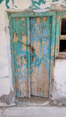 Yunanistan 'da eski yıpranmış bir kapının dikey çekimi