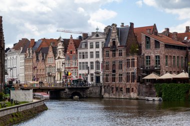 Gent, Belçika 'nın su kanallarındaki tarihi Flaman evleri.