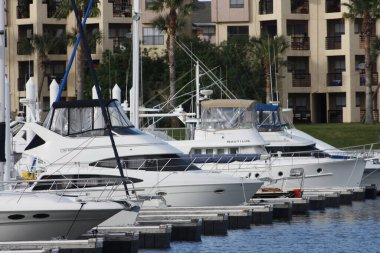 Yat limanında bir apartmanın arka planında çekilmiş bir tekne görüntüsü..