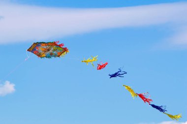 Atina şehrinin güzel mavi gökyüzünde uçurtmalar. Hellas.