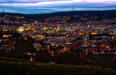 Akşamları Almanya 'da Stuttgart' ın hava manzarası