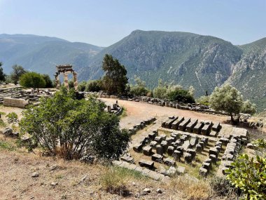 Delphi 'deki ünlü tarihi Athena Pronaia Tapınağı dağlarla çevrili.