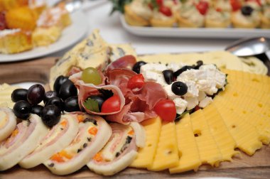 Zeytinlerle süslenmiş peynirin yakın plan fotoğrafı..