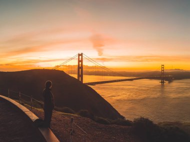 San Francisco 'da gün batımında Golden Gate Köprüsü