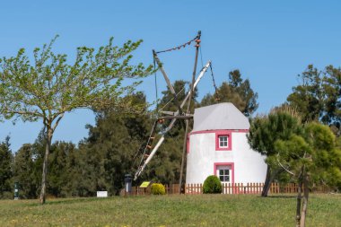 Portekiz 'in Loures kentindeki Santa Iria de Azoia kentindeki eski rüzgar enerjisi değirmeni.