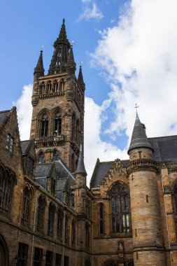 Glasgow Üniversitesi 'nin mavi bulutlu gökyüzüne karşı dikey çekimi