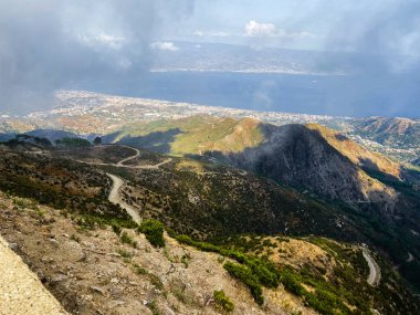 Monte Dinnammare, dağlar, Messina şehri ve deniz manzarası