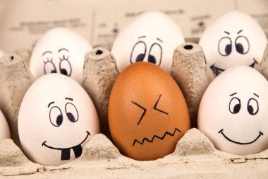 Yüzleri boyalı komik yumurtalar.