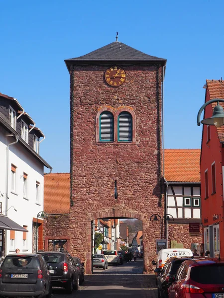 Tiro Vertical Uma Torre Relógio Arenito Vermelho Obertor Dreieichenhain — Fotografia de Stock