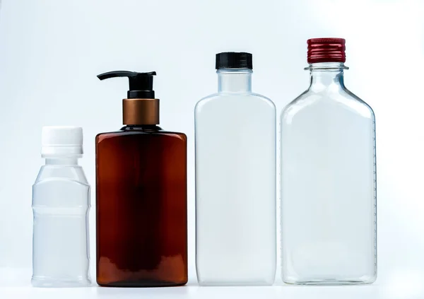 Una Fila Botellas Vacías Plástico Vidrio Farmacéutico Con Tapas Bombas — Foto de Stock