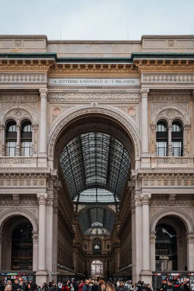 Вертикальный Снимок Входа Галерею Vittorio Emanuele Милан Италия — стоковое фото