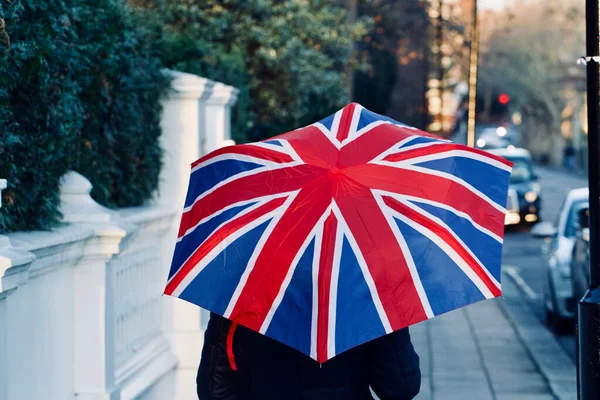 Una Vista Trasera Una Persona Caminando Sosteniendo Paraguas Bandera Británica —  Fotos de Stock
