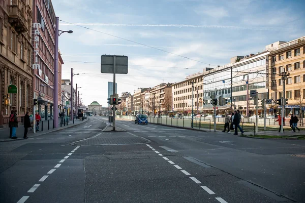 Einige Menschen Überqueren Die Straße Mannheim — Stockfoto
