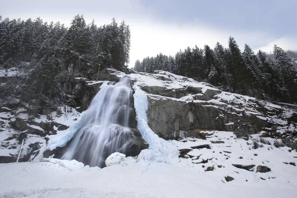 Uma Longa Exposição Tiro Uma Cachoeira Floresta Inverno — Fotografia de Stock