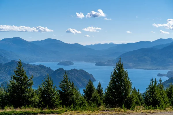 Eine Luftaufnahme Eines Schönen Sees Der Nähe Der Berge — Stockfoto