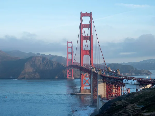 Golden Gate Köprüsü Arkasında Dağlar Olan Körfez — Stok fotoğraf