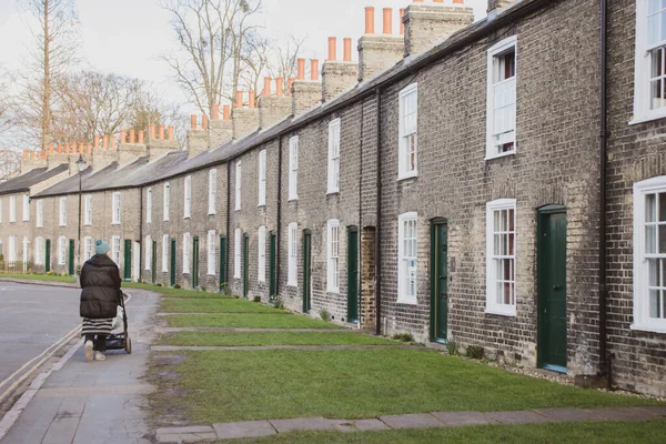 Kobieta Wózkiem Spacerującym Chodniku Obok Domów Cambridge Anglia — Zdjęcie stockowe