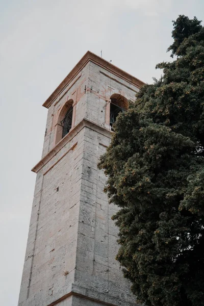 Ένα Κάθετο Πλάνο Καμπαναριού Εκκλησίας Ένα Χωριό Στην Κορυφή Ενός — Φωτογραφία Αρχείου