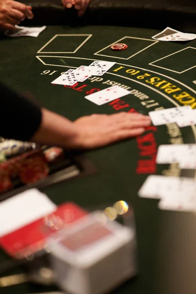 Vertikální Záběr Pokerového Stolu Dealerem Hráči Kolem Něj — Stock fotografie